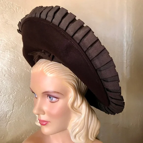 OUTSTANDING 1930s BROWN FELT HALO WIDE BRIM HAT WITH PLEATED GROSGRAIN EDGING